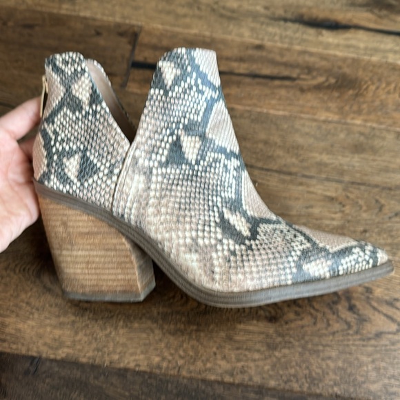 Snake print Vince Camuto booties - Picture 5 of 7